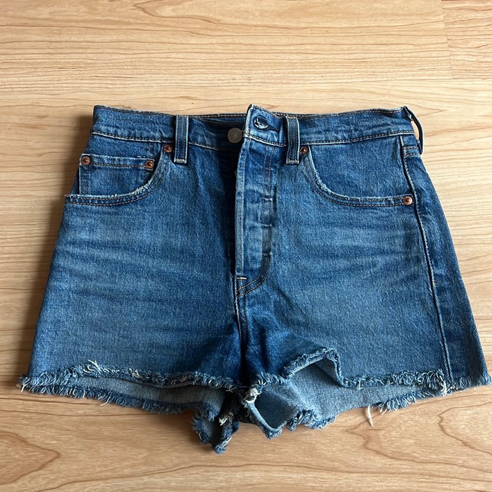 Levis ribcage shorts size 25